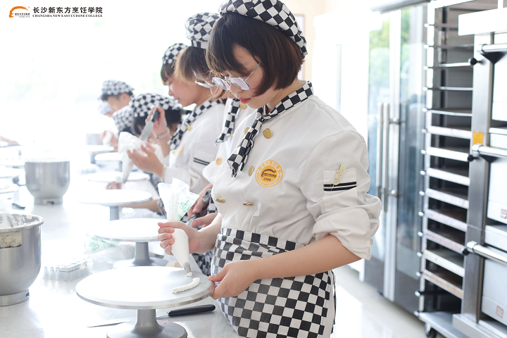 初高中生學(xué)西點(diǎn)烘焙