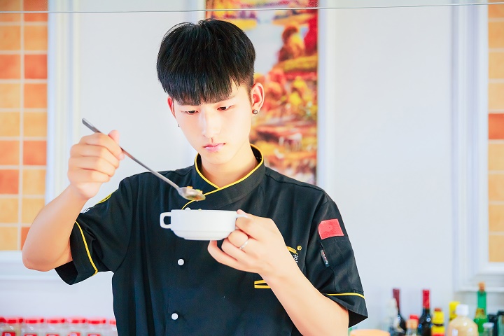初高中男生女生學(xué)西餐